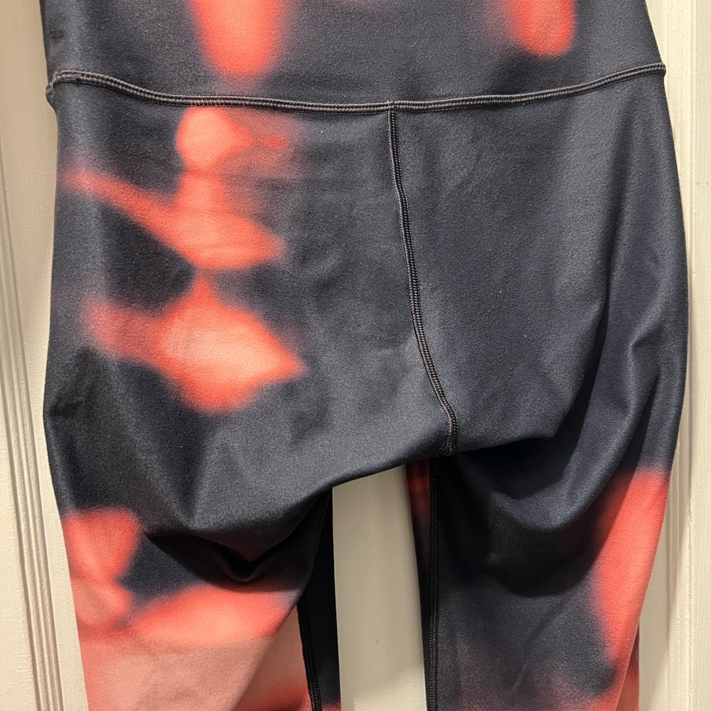 Peloton Heatwave Reversible Capri Pant Size Medium - Picture 4 of 5